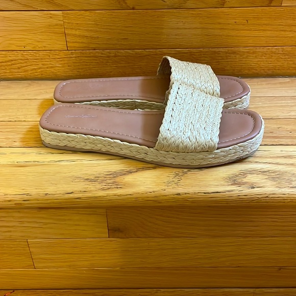 💕💕 Universal Threads Flat Mules Natural Weave Look Size 8 - Picture 3 of 5